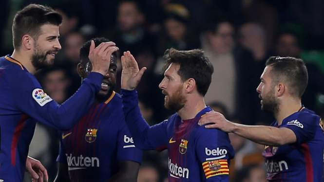 Pemain Barcelona merayakan gol.