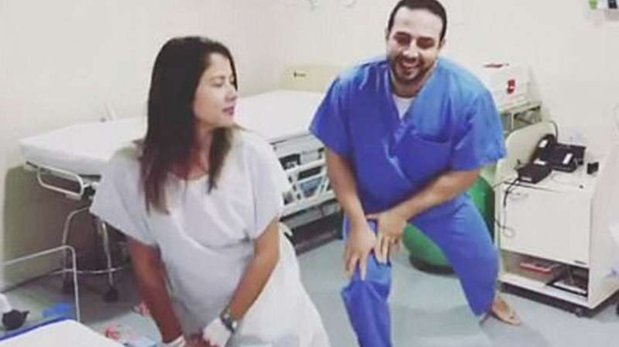 Viral, Jelang Melahirkan Ibu Hamil Diajak Menari oleh Dokter
