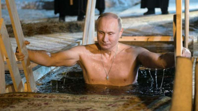 Presiden Rusia Vladimir Putin berendam di danau yang sangat dingin.