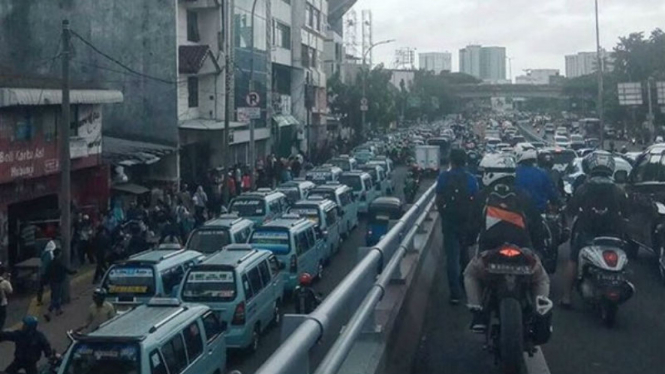 Aksi mogok sopir angkot di Tanah Abang