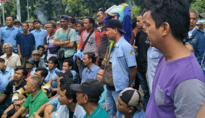 Sopir angkot unjuk rasa penutupan Jalan Jati Baru, Tanah Abang.