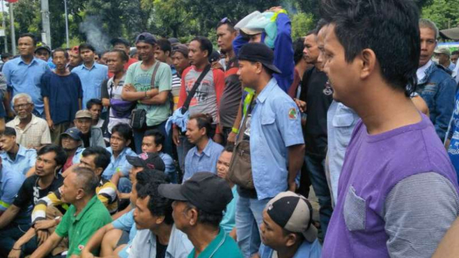 Sopir angkot unjuk rasa penutupan Jalan Jati Baru, Tanah Abang.