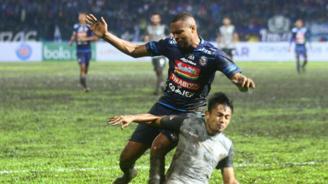 Pemain Arema FC, Thiago Furtuoso (kiri) .