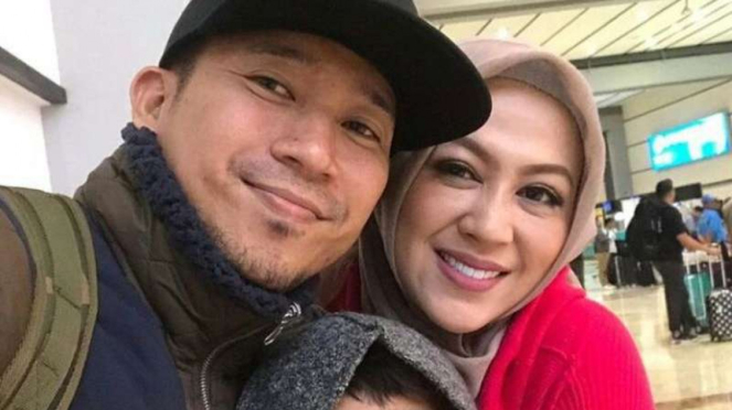 Denny Cagur dan istri, Santi Widihastuti.