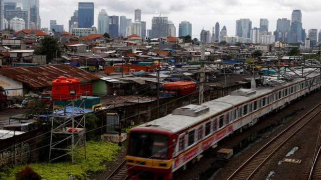 Kereta KRL Commuter Line gedung pencakar langit pemukiman padat penduduk