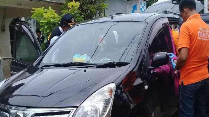 Polisi memeriksa mobil sopir Grab Car yang dibunuh di Semarang