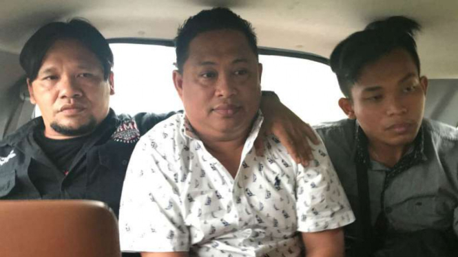 Terpidana perkara pencabulan, Kasmu (tengah-baju putih), saat dieksekusi petugas Kejaksaan Negeri Surabaya pada Senin, 22 Januari 2018.