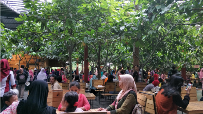 Suasana restoran di Kampung Coklat Blitar di bawah pohon cokelat