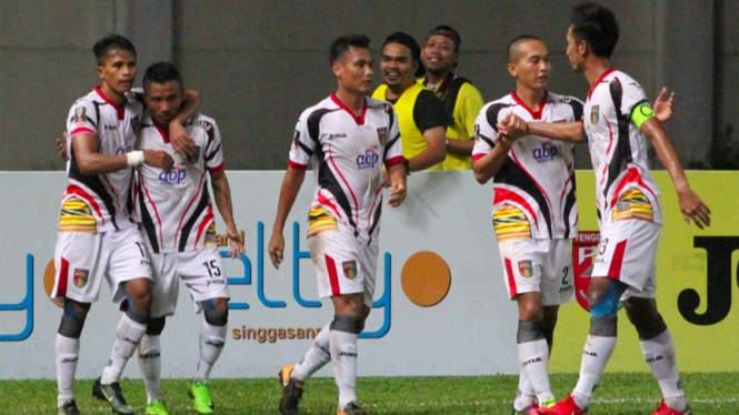 Pemain Mitra Kukar merayakan gol ke gawang Kalteng Putra
