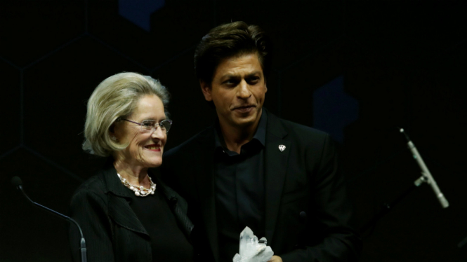 Shah Rukh Khan menerima penghargaan Crystal Award dari Hilde Schwab dalam acara World Economic Forum (WEF) di Davos, Swiss, 22 Januari 2018. 