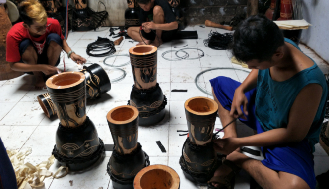 Proses pembuatan gendang djembe khas Blitar.