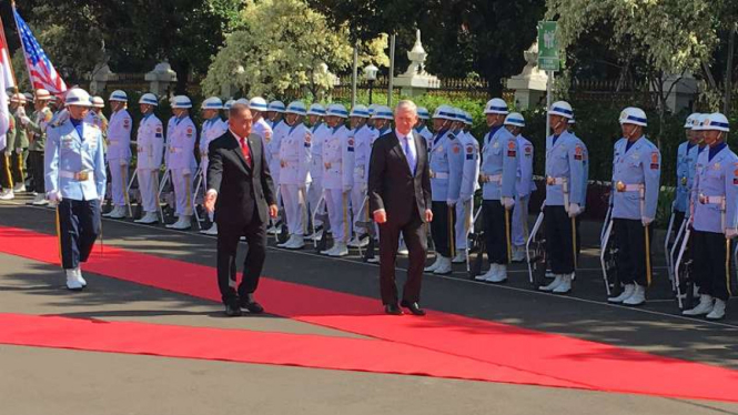 Kunjungan Menhan AS disambut dengan upacara militer.