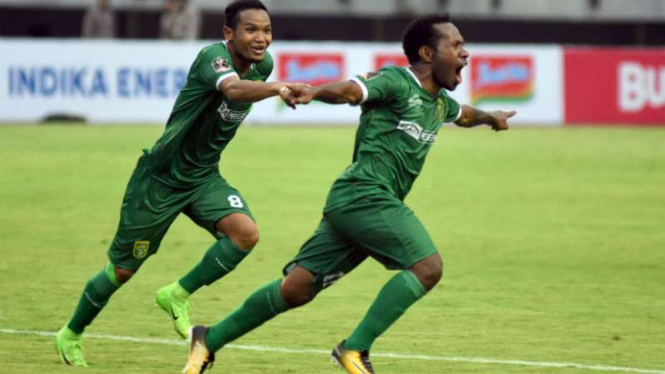 Pemain Persebaya Surabaya, Yohanes Pahabol (kanan) rayakan gol.