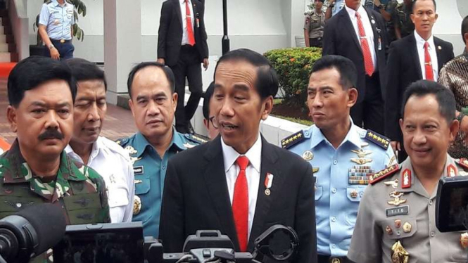 Presiden Joko Widodo bersama Panglima TNI dan Kapolri 