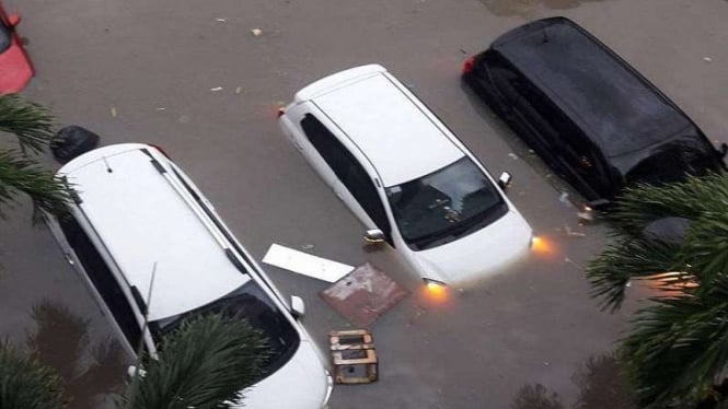 Banjir merendam mobil di Denpasar