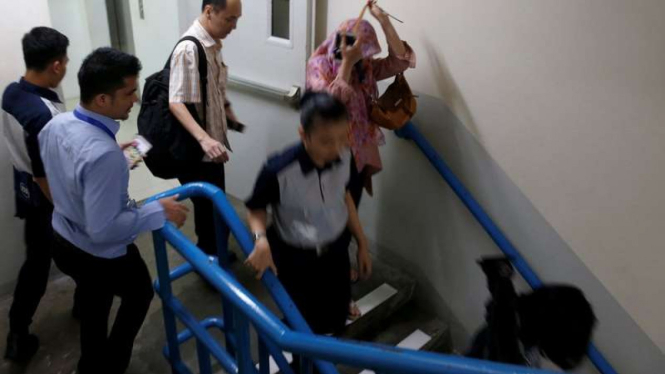Pekerja kantor gunakan tangga darurat saat gempa Banten turut guncang Jakarta.