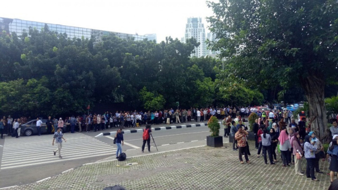 Karyawan KPK berhamburan keluar gedung saat gempa terjadi 