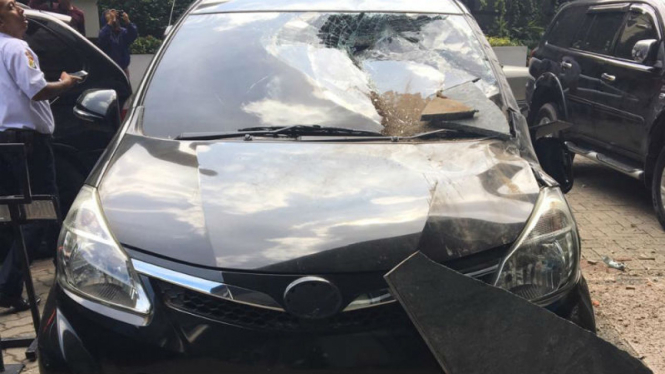 Mobil rusak akibat tertimpa material saat gempa