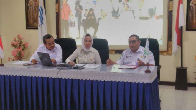 Kepala BMKG Dwikorita Karnawati (tengah) dalam konferensi pers tentang kondisi cuaca Jabodetabek.