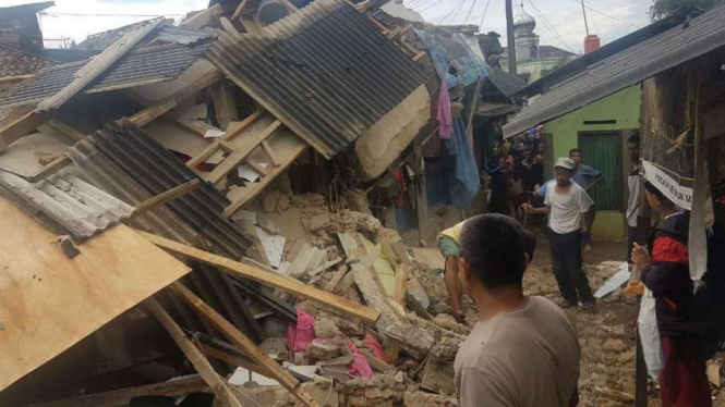 Rumah warga rusak akibat gempa yang mengguncang Lebak Banten.