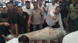 Artis Sampai Pejabat Antarkan Jenazah Sys Ns ke Pemakaman