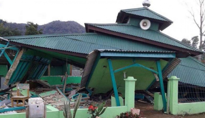 Sebuah masjid roboh akibat gempa bumi di Banten pada Selasa, 23 Januari 2018.