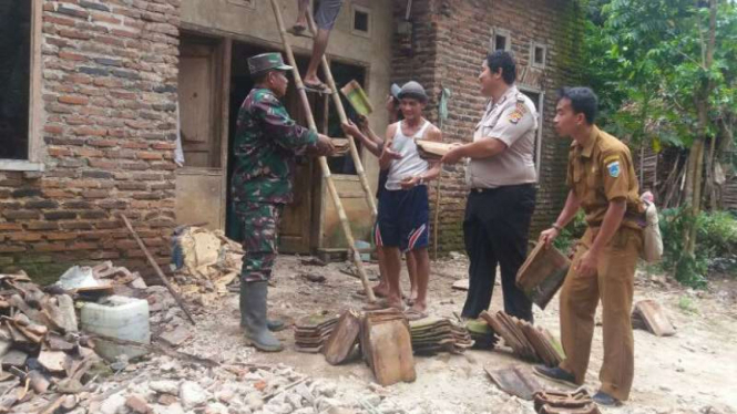 Aparat Polri dan TNI membantu warga yang rumahnya terdampak gempa di Lebak, Banten, pada Selasa, 23 Januari 2018.