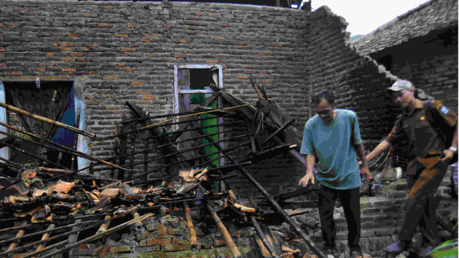 Warga Lebak mengecek rumahnya pasca gempa