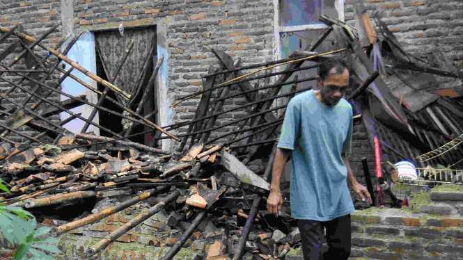 Warga Lebak mengecek rumahnya pasca gempa bumi.
