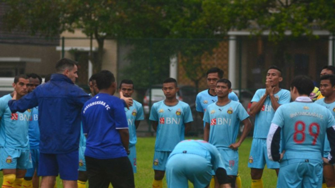 Pelatih Bhayangkara FC Simon McMenemy saat memimpin latihan.