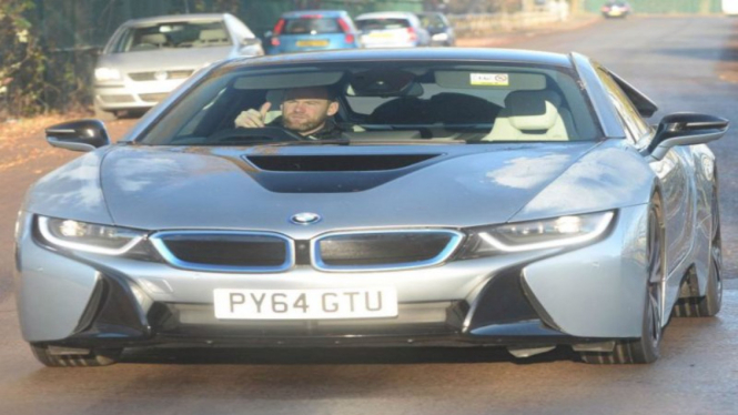 Wayne Rooney mengendarai BMW i8