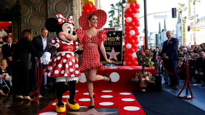 Katy Perry dan Minnie Mouse berpose di Hollywood Walk of Fame.