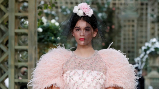 Putri Jelita Cindy Crawford Memesona di Show Chanel Paris