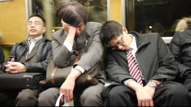 Orang Jepang tertidur karena kelelahan.