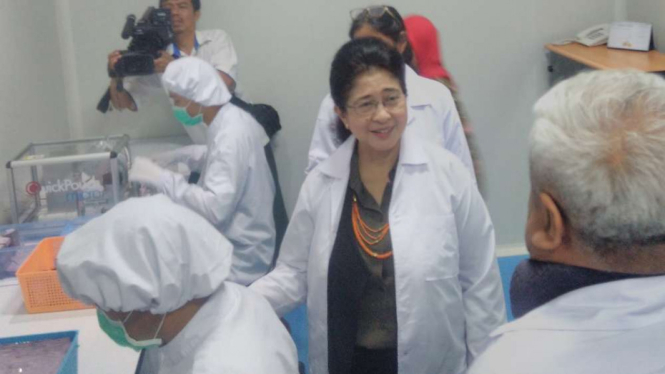 Menteri Kesehatan Nila Farid Moeloekid Moeloek di Kimia Farma Bali.