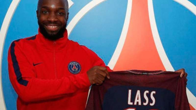 Lassana Diarra resmi gabung Paris Saint Germain (PSG).