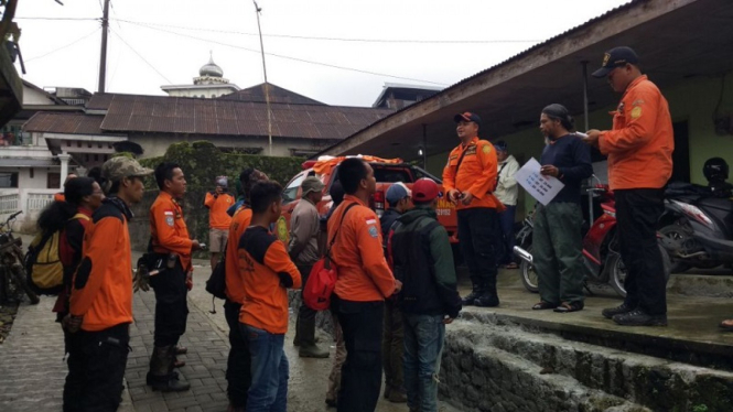 Tim Basarnas melakukan pencarian terhadap warga yang hilang di Gunung Sumbing