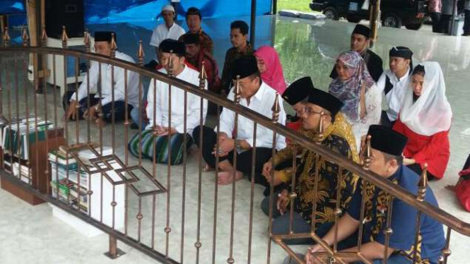 TB Hasanudin nyekar ke makam Hasyim Muzadi