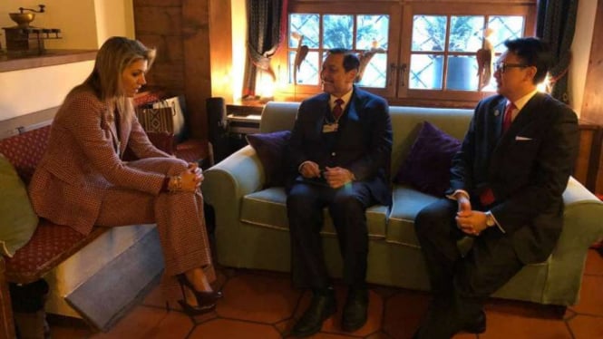 Pertemuan Menko Kemaritim Luhut Panjaitan (tengah) dengan Ratu Maxima dari Belanda, di sela-sela acara Forum Ekonomi Dunia di Davos, Swiss, Rabu 24 Januari 2018.