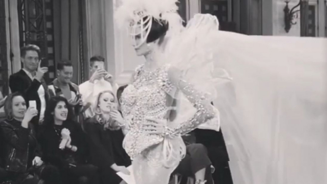 Gaun pengantin di Paris Fashion Week