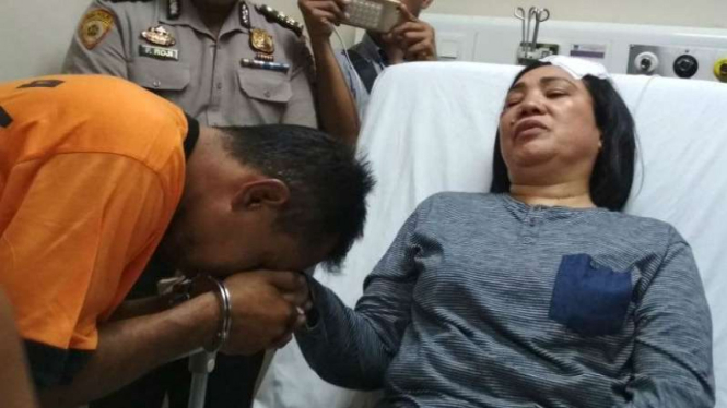 Komisaris Polisi Yohana Latuharhary, seorang polwan yang berdinas di Polres Metropolitan Tangerang, dirawat di rumah sakit gara-gara dipukuli sopir truk.