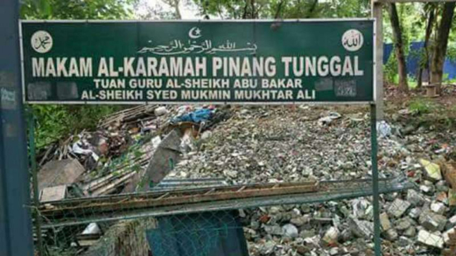 Makam Syeikh Abu Bakar dan Syeikh Sayed Mukmin Mukhtar Ali yang telah tertimbun bangunan di Kuala Lumpur, Malaysia.