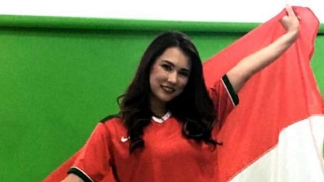 Maria Ozawa kenakan jersey Timnas Indonesia