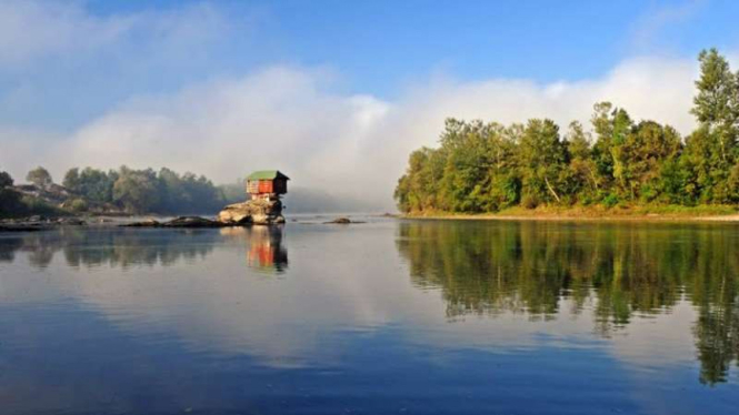 Rumah mungil di tengah Sungai Drina, kota Bajina Basta, Serbia. 