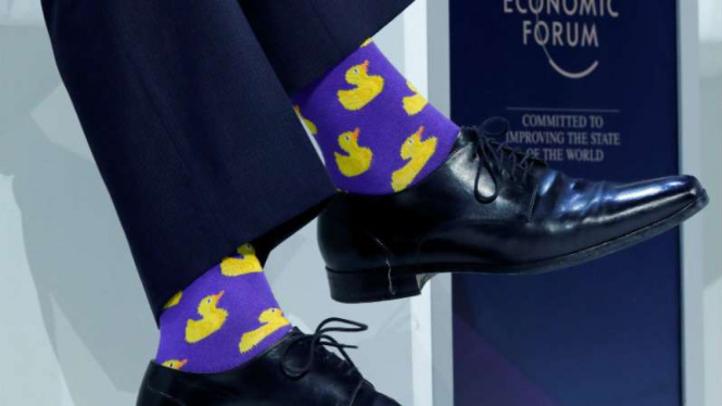 Kaus kaki motif bebek warna biru kuning dipakai PM Trudeau di WEF 2018