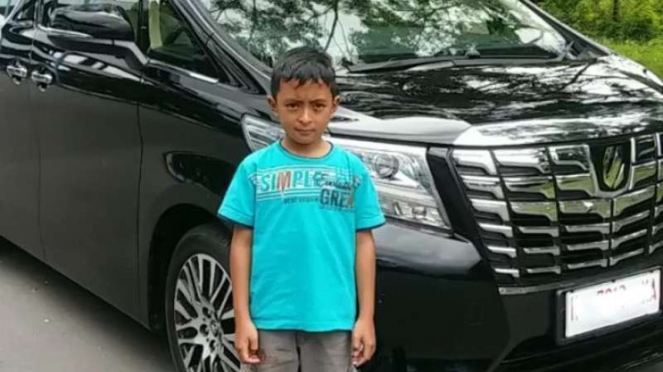 Anak kecil belajar menyetir pakai Toyota Alphard.