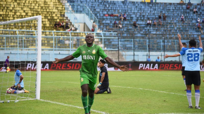 Striker Bhayangkara FC, Herman Dzumafo Epandi.