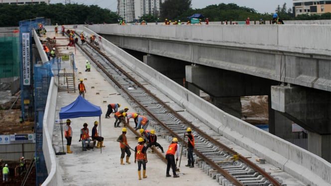 Proses Pemasangan Rel Proyek LRT Kelapa Gading-Velodrome