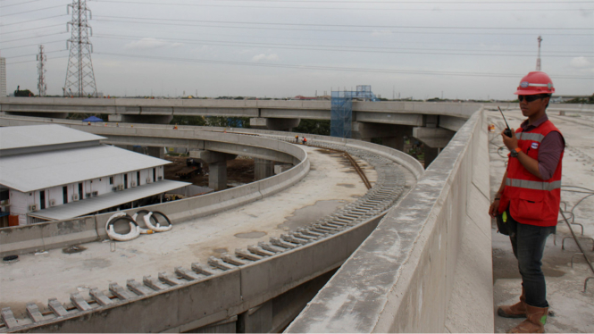 Proses Pemasangan Rel Proyek LRT Kelapa Gading-Velodrome