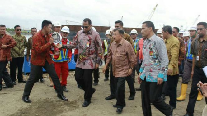 Wakil Presiden Jusuf Kalla meninjau salah satu proyek strategis nasional, Makassar New Port (MNP), di Makassar, Sulawesi Selatan, pada Jumat, 26 Januari 2018.